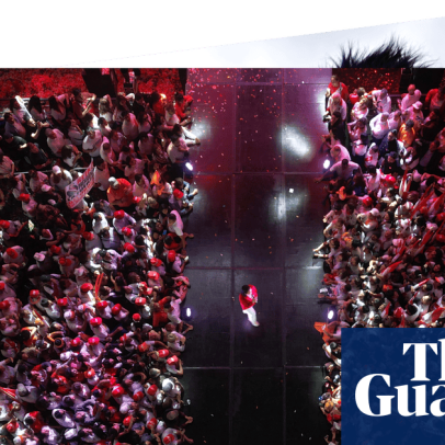 Diabos dançantes, catador de lixo e poça refletora: fotos do dia