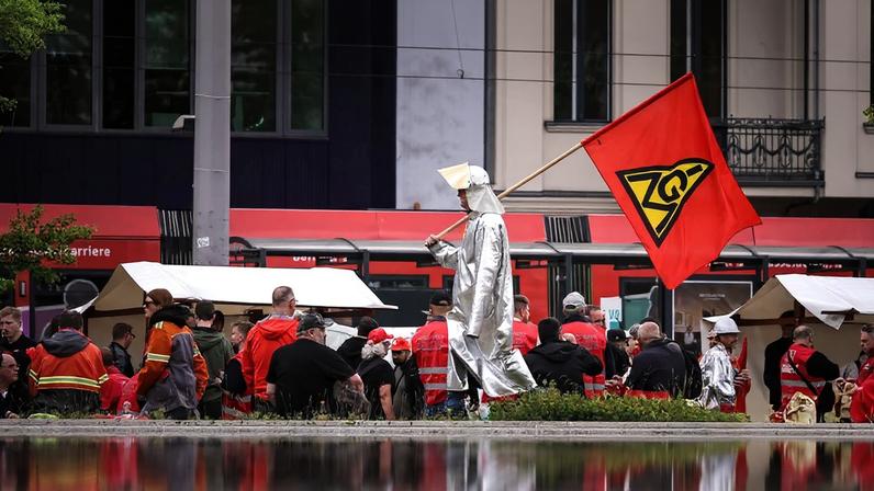 Protesting steelworkers and a robo-soldier: photos of the day – Friday
