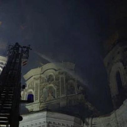 Kyiv critica valores ortodoxos russos enquanto a Lavra Pechersk pega fogo
