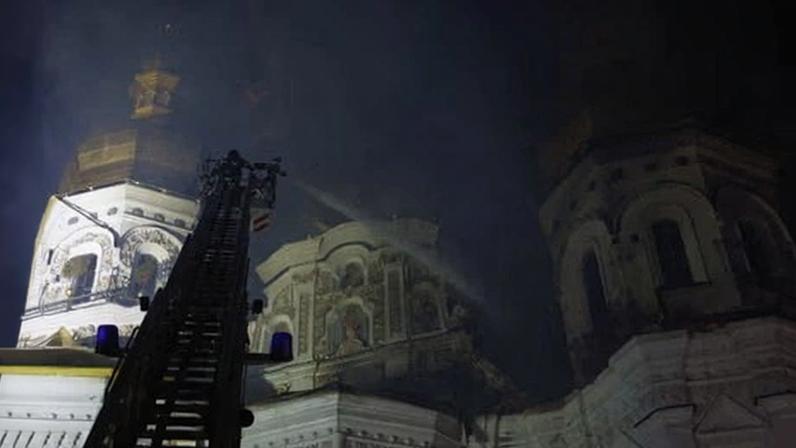 Kyiv critica valores ortodoxos russos enquanto a Lavra Pechersk pega fogo