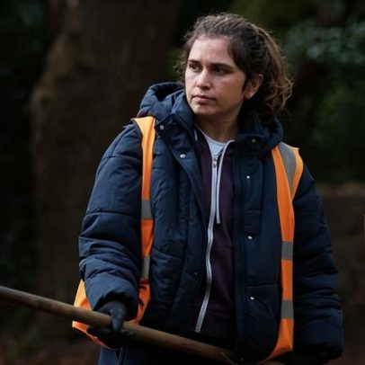 Jovens ajudam a plantar anel de árvores ao redor de Londres