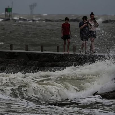 Tempestade tropical Arthur é rebaixada de ciclone ao atingir o Texas
