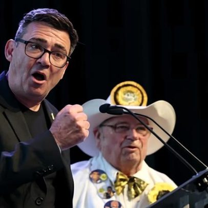 Vitória de Andy Burnham aumenta pressão sobre Starmer para deixar o cargo