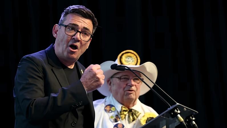 Vitória de Andy Burnham aumenta pressão sobre Starmer para deixar o cargo