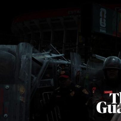 Bombas de gasolina e tijolos atingem polícia em pré-jogo no Azteca