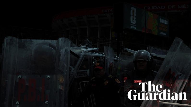 Bombas de gasolina e tijolos atingem polícia em pré-jogo no Azteca