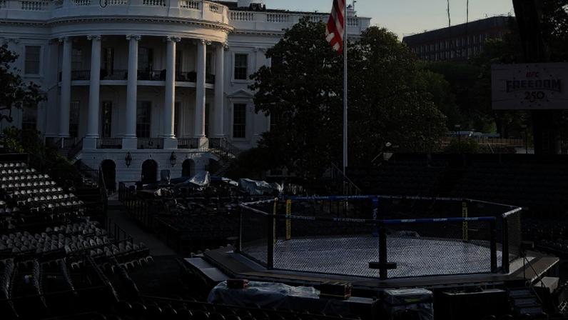 Assentos e o octógono, a estrutura de luta do UFC, que será realizada no próximo evento organizado pelo presidente dos EUA, Donald Trump, como parte das comemorações do 250º aniversário dos Estados Unidos.