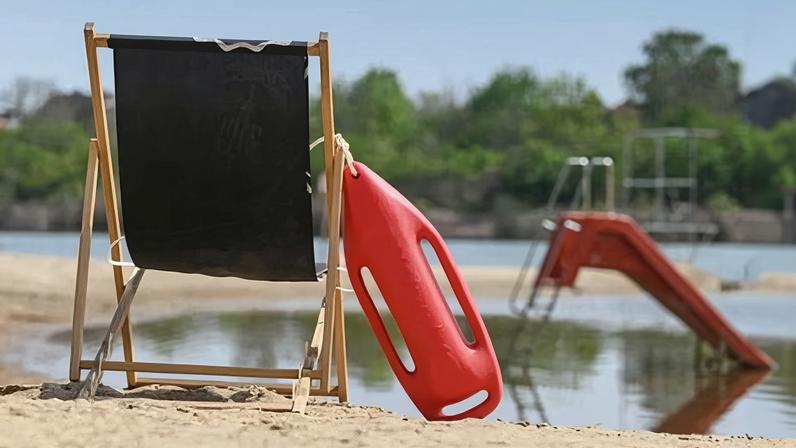 The beach of the outdoor swimming pool at Heidesee lake.