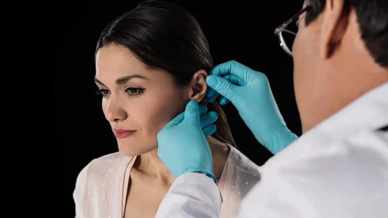 Cera do ouvido não é sujeira; importância para proteção e limpeza