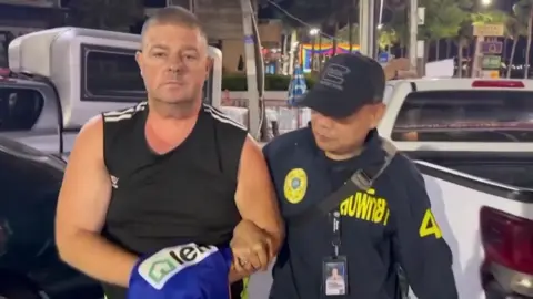 Australiano é acusado de homicídio após menina morta em mala na Tailândia