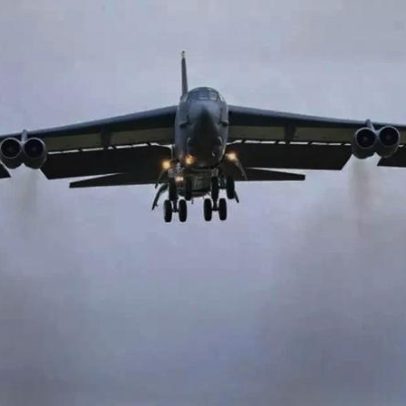 Bombardeiro B-52 cai em solo americano pouco após decolar