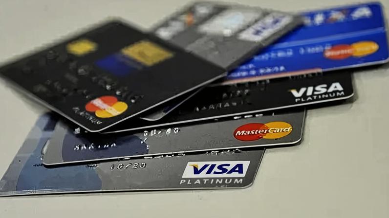 Medidas foram anunciadas pelas empresas Visa e Mastercard como retaliação à invasão russa na Ucrânia
