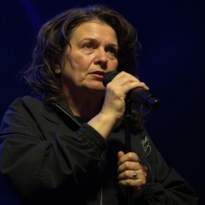 Lola Young retorna com atuação vibrante e brilhante, destaque da pop britânica