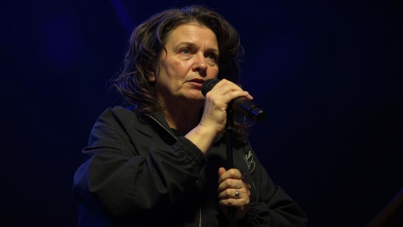 Lola Young retorna com atuação vibrante e brilhante, destaque da pop britânica