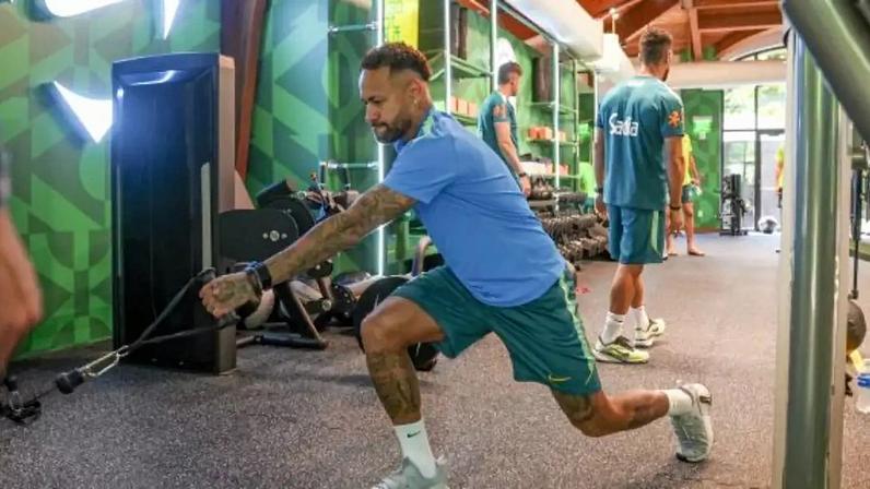 Neymar durante treinamento na academia –