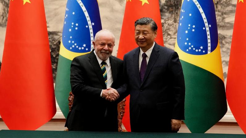 O presidente do Brasil, Lula, e o ditador da China, Xi Jinping: EUA avaliam novas tarifas contra os países (Foto: KEN ISHII/EFE/EPA)
