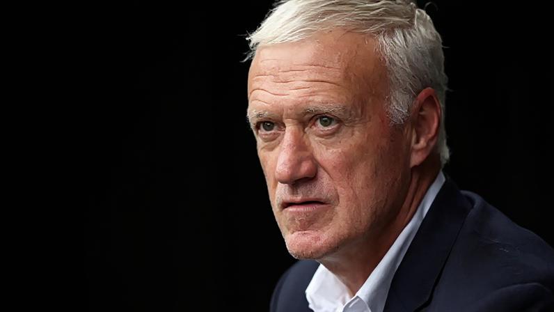 Deschamps fala com os jogadores franceses durante a pausa para hidratação no primeiro tempo.