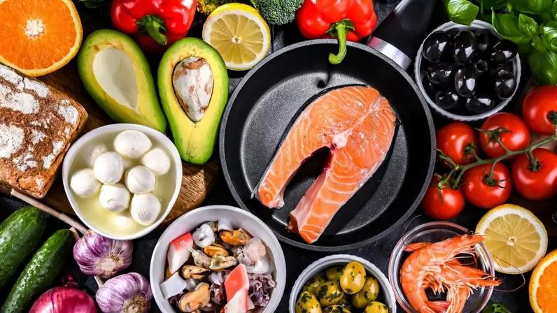 A dieta mediterrânea costuma ser citada como um dos padrões alimentares mais associados à longevidade e ao envelhecimento saudável – depositphotos.com / monticello