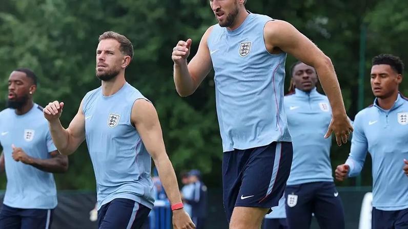 Harry Kane (D), foi o grande destaque da estreia inglesa na Copa, marcando dois gols –