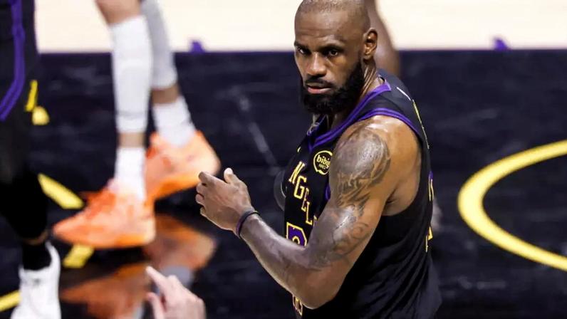 Jogador de basquete está curtindo as férias na ilha de Capri