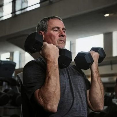 Praticar musculação está associado a maior longevidade, aponta estudo