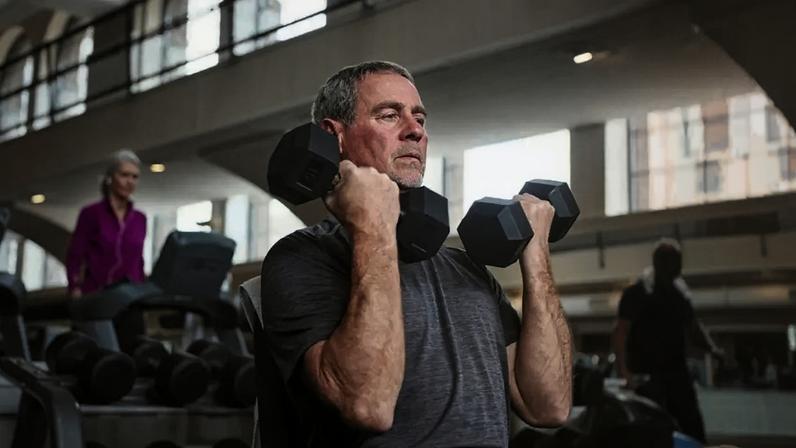Pessoas que praticaram treinos de força regularmente apresentaram menor risco de morte por doenças cardiovasculares e demência, e resultados foram ainda melhores quando combinados com exercícios aeróbicos. PeopleImages/ Shutterstock