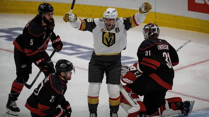 Gola de Hertl no fim dá vitória aos Golden Knights sobre Hurricanes na abertura final