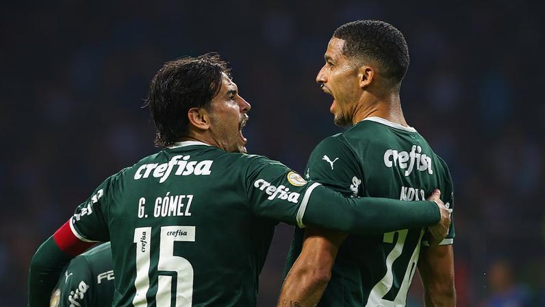 Gustavp Gómez e Murilo comemoram gol da vitória do Palmeiras sobre o São Paulo — Foto: Cesar Greco