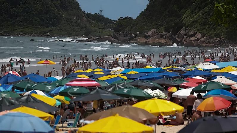 Movimentação de turistas na Praia do Tombo durante feriado da Proclamação da República, em 2022
