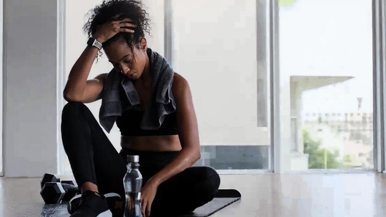 Treinar gripado faz mal? Conheça a "regra do pescoço" e saiba o limite exato entre treinar leve ou descansar para não prejudicar sua saúde