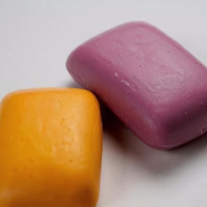 Como é feito o sabonete: a química que transforma óleo em limpeza diária