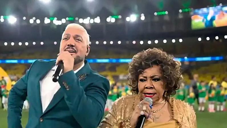 Alcione aponta culpa por confusão ao cantar Hino Nacional em jogo do Brasil pré-Copa do Mundo 2026.