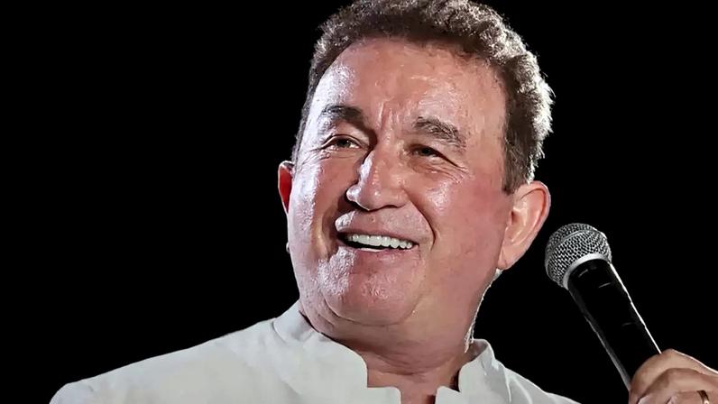 Palco de Amado Batista cede durante show no Bahia. Veja