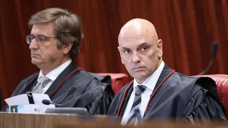 O ministro Alexandre de Moraes, do Supremo Tribunal Federal (STF) e ao fundo o procurador-geral da República, Paulo Gonet