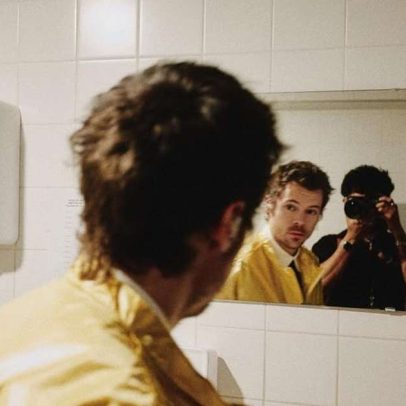Harry Styles interrompe show para falar de Off Campus