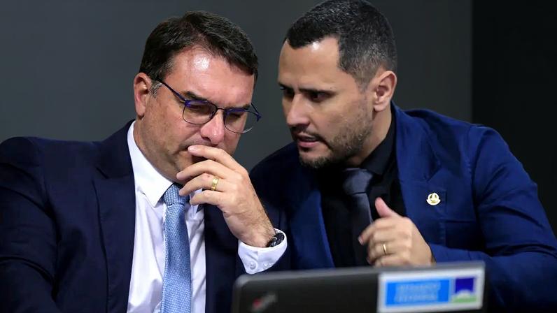 Os senadores Flávio Bolsonaro e Cleitinho durante sessão da Comissão de Transparência, Governança, Fiscalização e Controle e Defesa do Consumidor (Pedro França/Agência Senado)