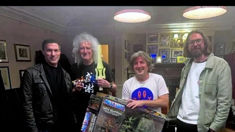 Diretor Travis Knight e o compositor Daniel Pemberton com Brian May para gravação de faixa da trilha sonora de 'Mestres do Universo'