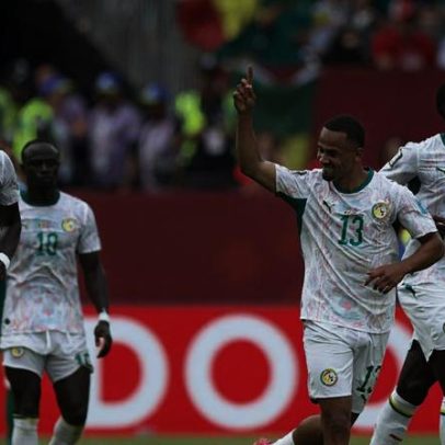 Senegal goleia Iraque após expulsão e mantém sonho na Copa do Mundo