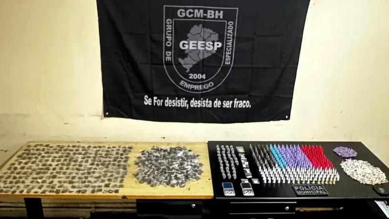 O suspeito tentou se livrar da sacola com as drogas, mas foi abordado rapidamente pelos agentes