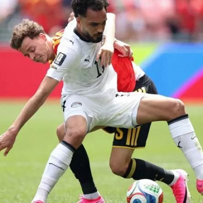 Egito abre vantagem, Bélgica empata em gol contra
