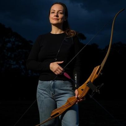 Iniciante acredita ser ótimo arqueiro após Hunger Games e testa arco