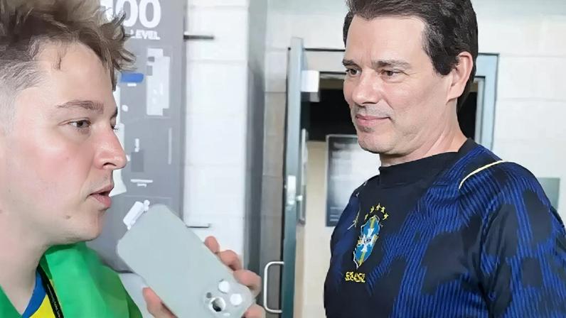 Influenciador norte-americano Truman Mitchell entrevista Celso Portiolli, aparentemente sem saber que se tratava de um famoso, durante a Copa do Mundo