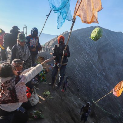 Vegetais para os deuses e a mudança de estátua de Messi: fotos do dia
