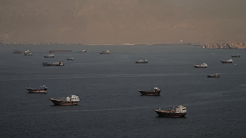 Embarcações no Estreito de Ormuz em 18 de junho de 2026