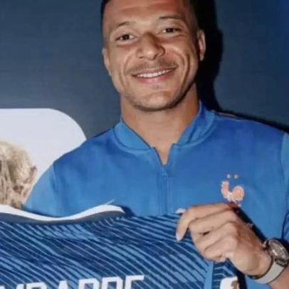 Mbappé entra para a história da França com homenagem de Deschamps