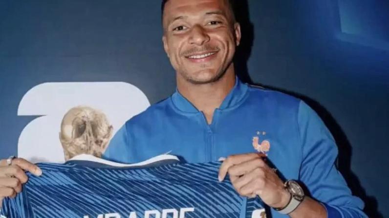 Deschamps entrega camisa comemorativa para Mbappé –