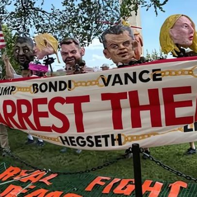 Manifestantes protestam enquanto Trump recebe event o da UFC em seu aniversário