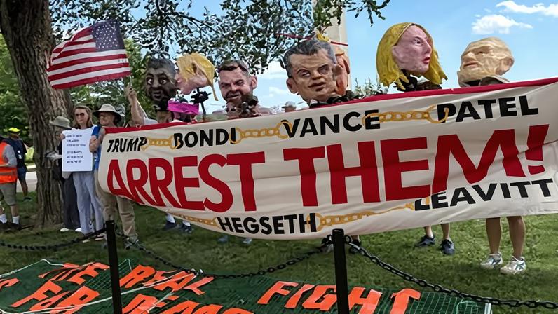 Manifestantes protestam enquanto Trump recebe event o da UFC em seu aniversário
