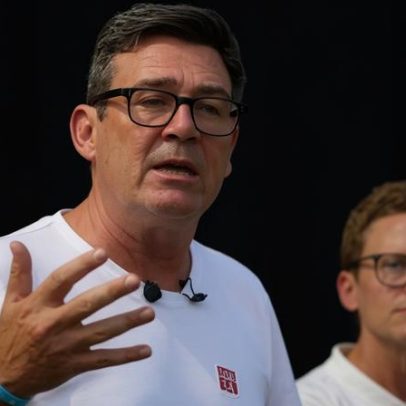 Luta por influência sobre o premiê Burnham envolve políticos e especialistas