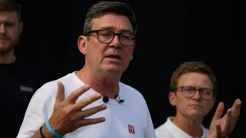 Luta por influência sobre o premiê Burnham envolve políticos e especialistas
